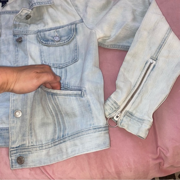 GAP Women's Light Wash Blue Denim Jacket Small Jean Zipper Sleeves Button Up - Picture 9 of 11